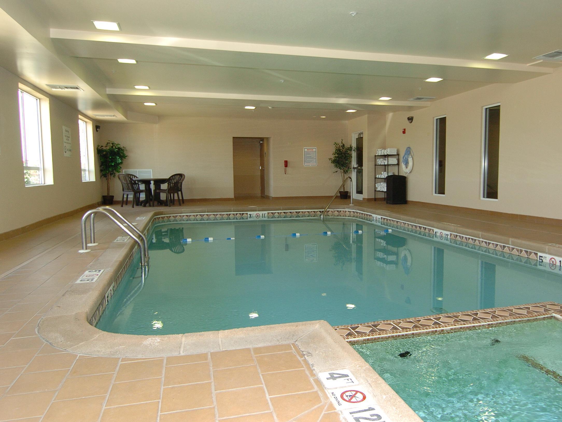 Holiday Inn Express Hutchison By Ihg Hutchinson Exterior photo