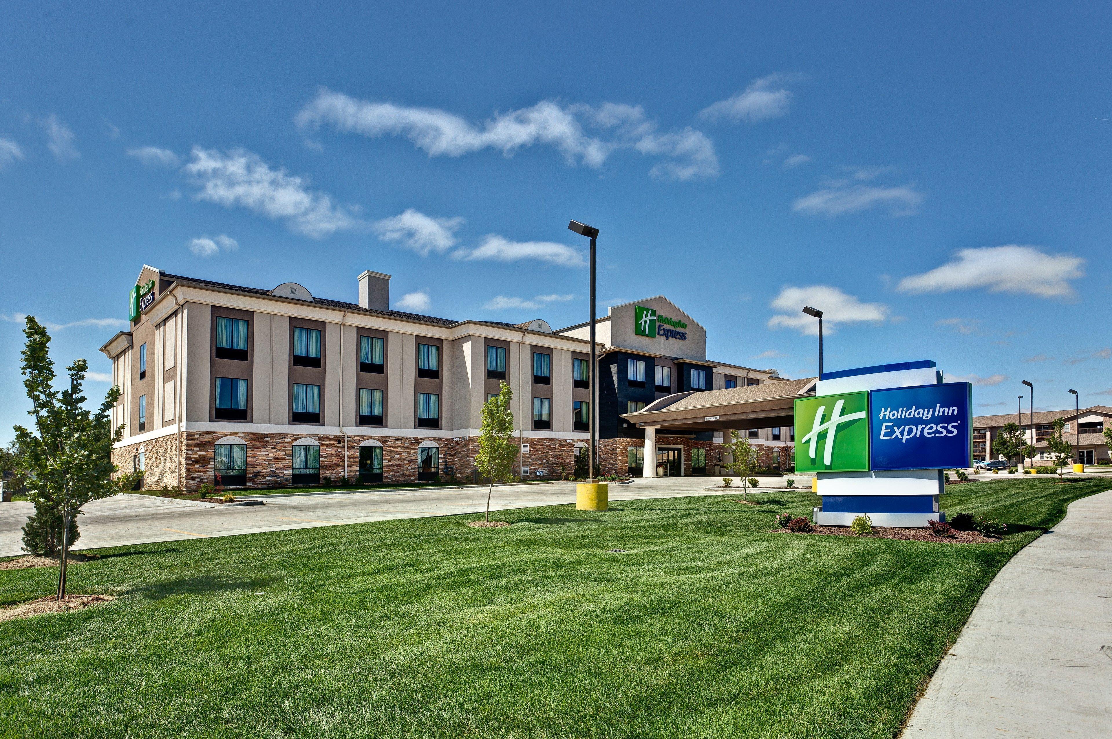 Holiday Inn Express Hutchison By Ihg Hutchinson Exterior photo